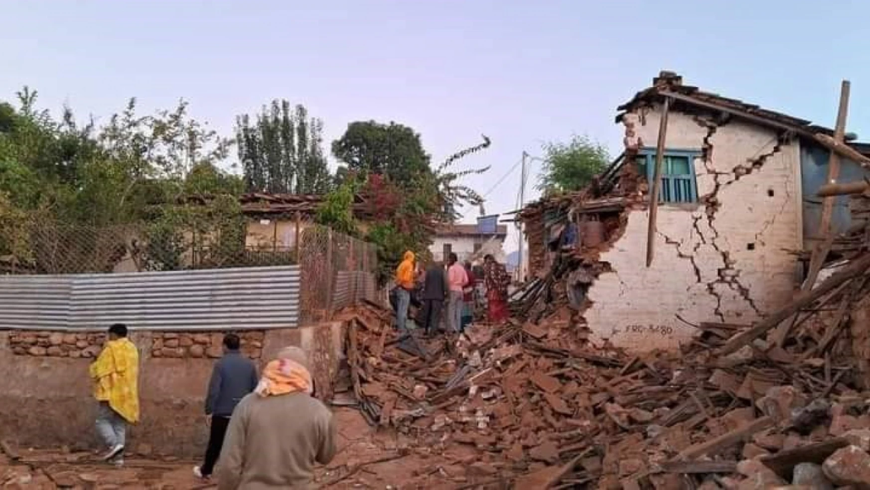 Nepal'de 6.4 büyüklüğünde deprem: 128 ölü