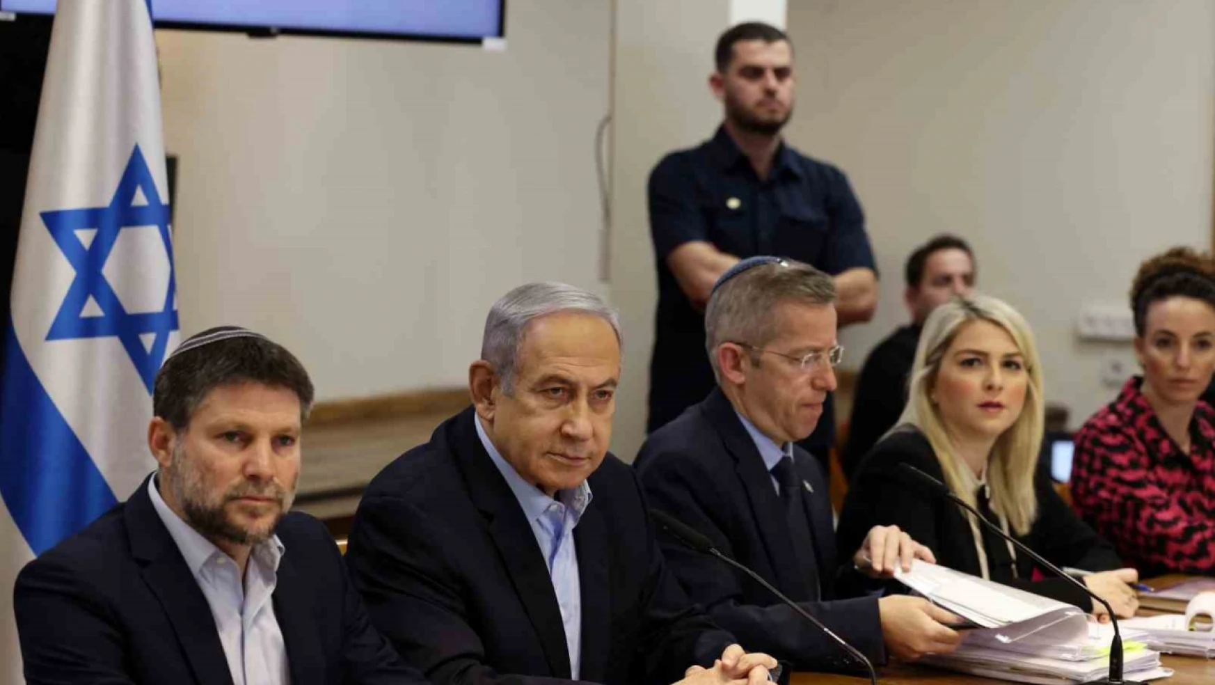 Netanyahu, kabine üyelerinin ve üst düzey yetkililerin yalan makinesine sokulmasını istiyor
