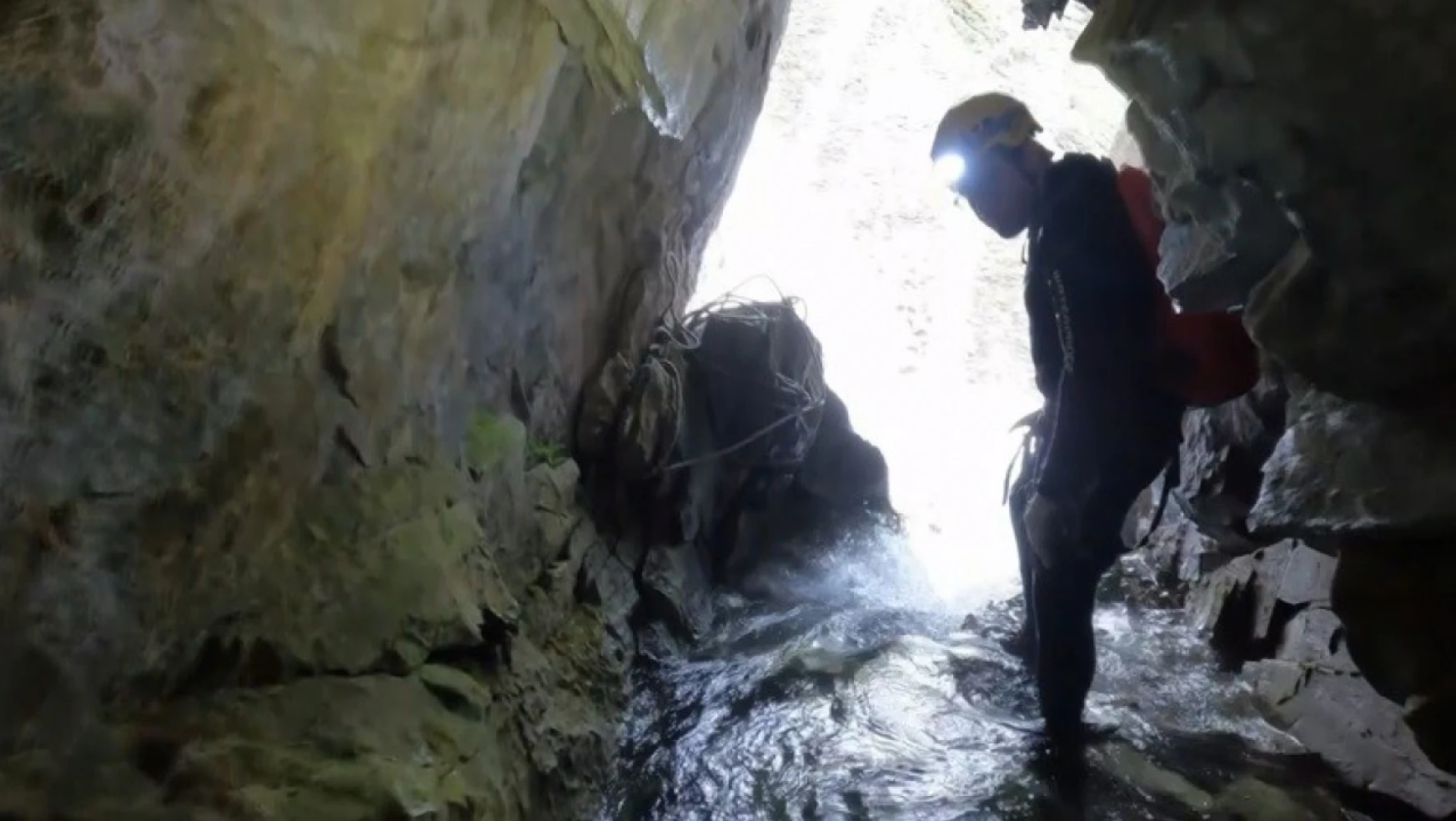 Uludağ'da kar sularının eridiği mağarada tehlikeli macera