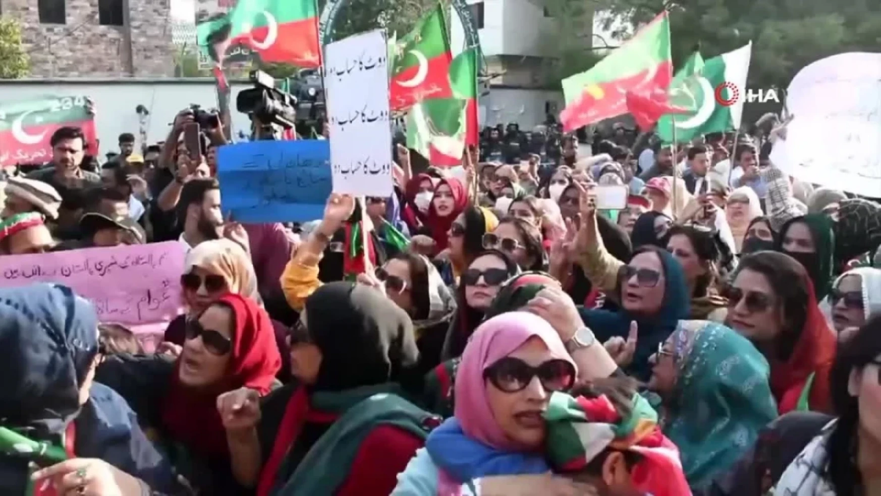 Pakistan'da eski Başbakan Khan destekçilerinin protestoları devam ediyor