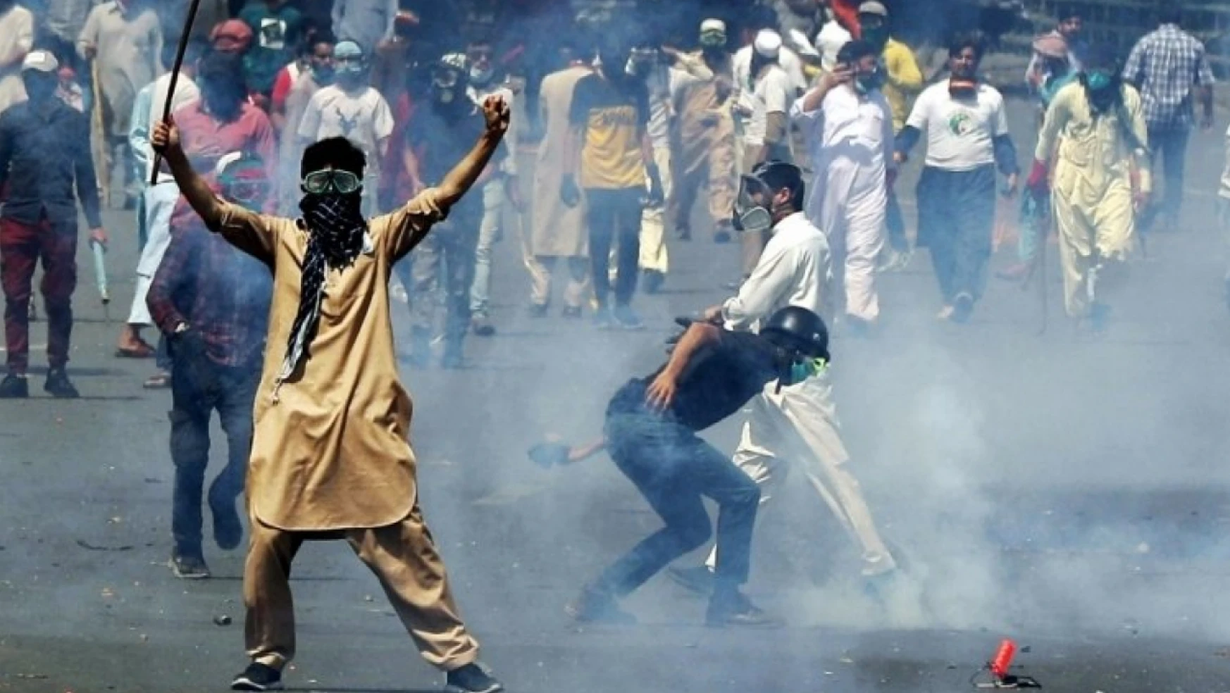 Pakistan'daki Imran Khan protestolarında can kaybı 9'a  yükseldi