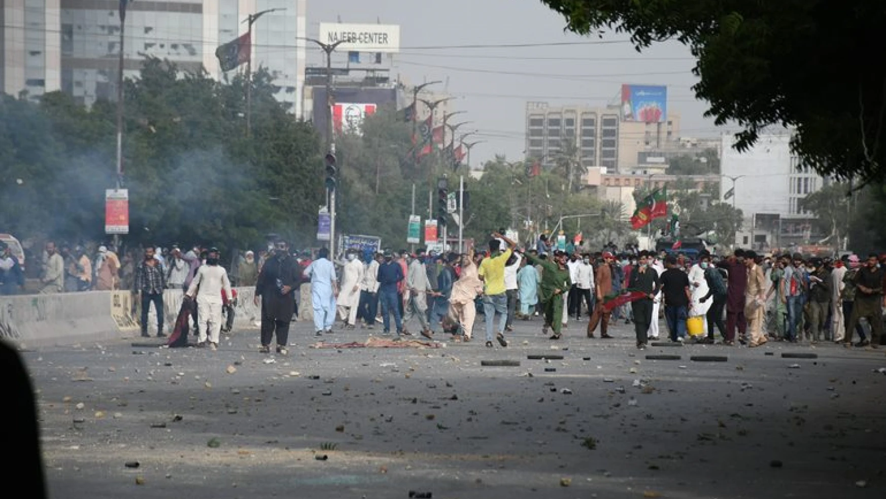 Pakistan'daki protestolarda 3 polis öldü, 91 polis yaralandı