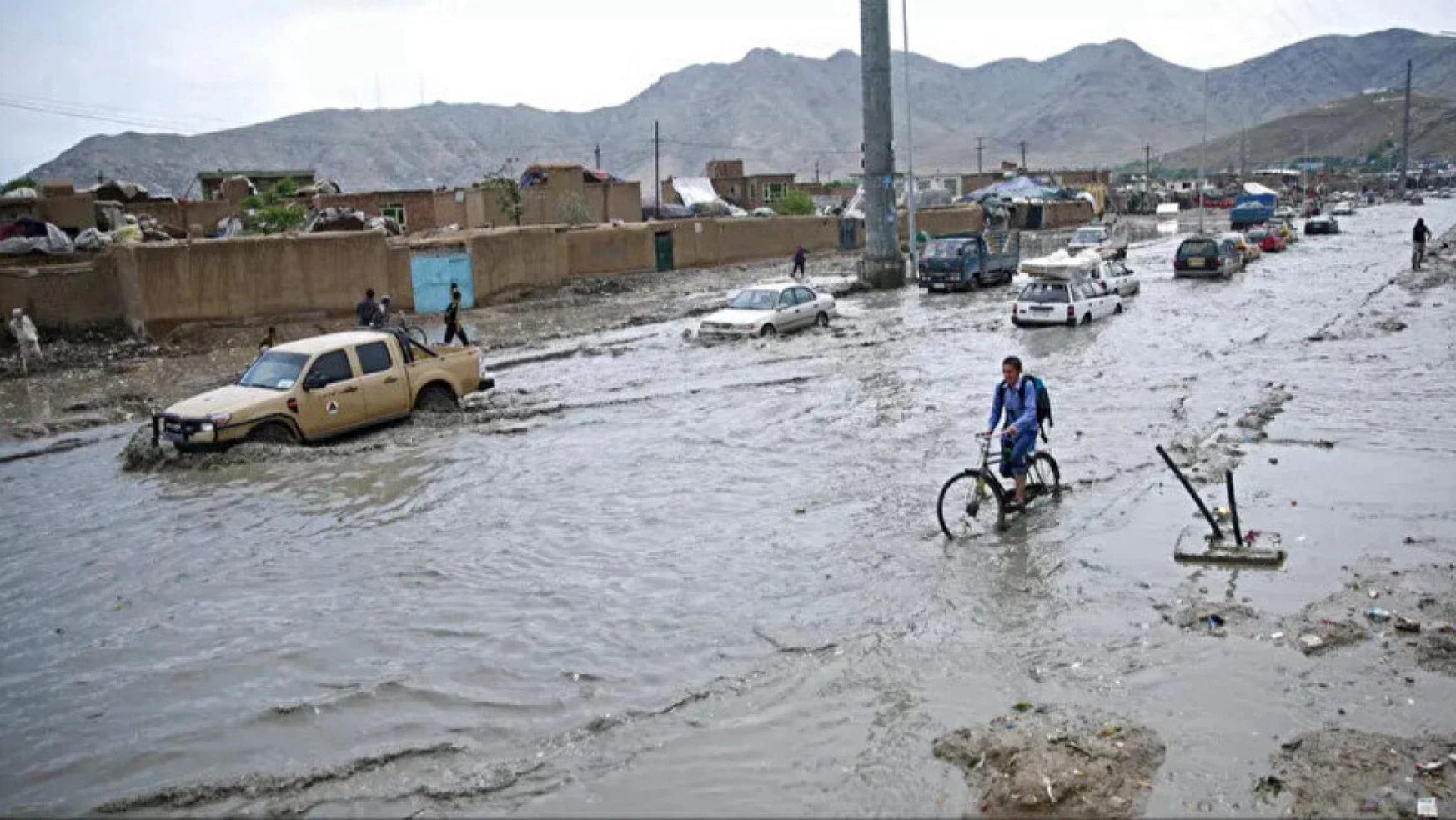 Pakistan'daki sel ve yıldırımlarda can kaybı 71'e yükseldi