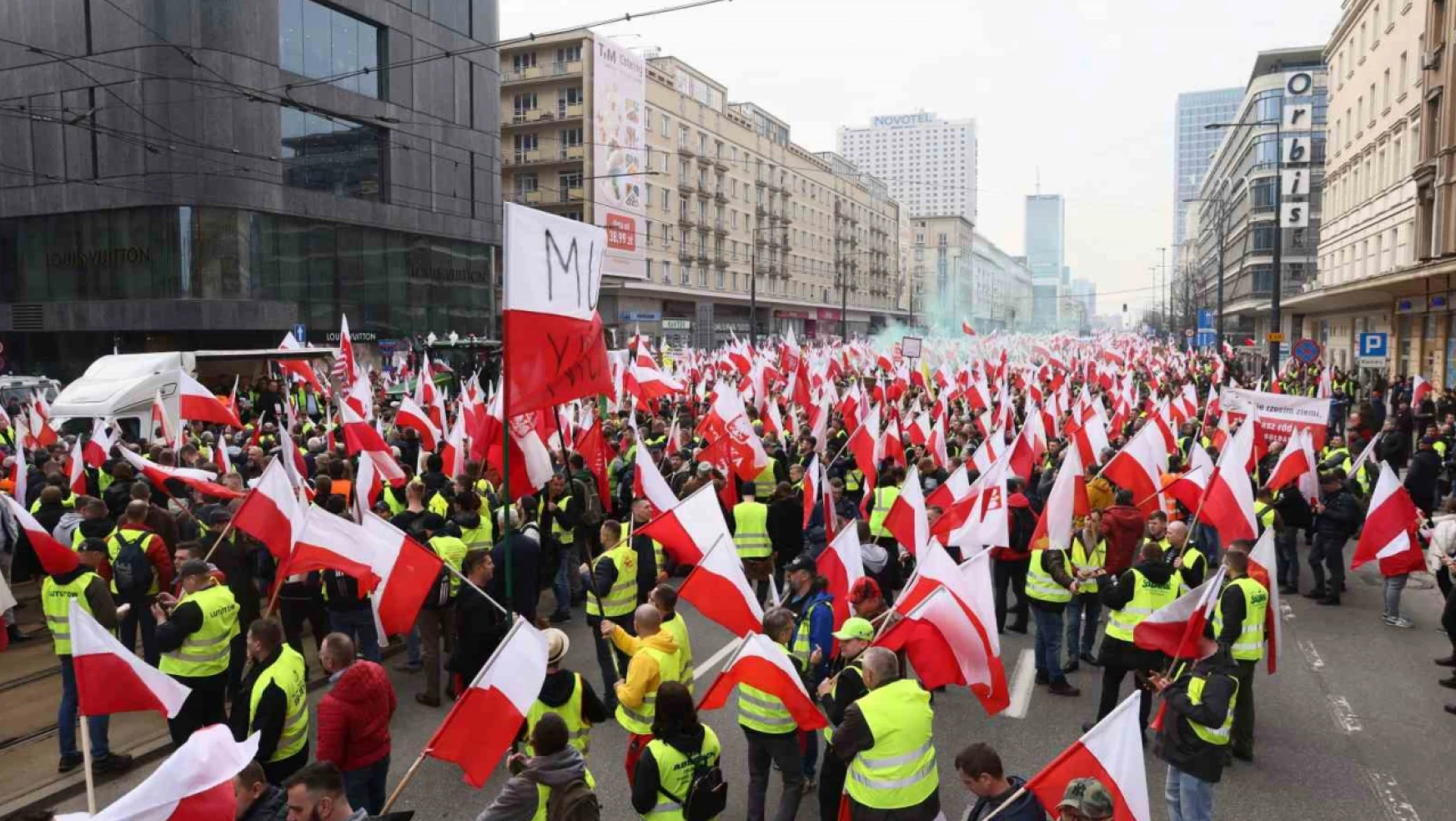 Polonyalı çiftçiler AB'nin tarım politikalarını ve Ukrayna'dan yapılan ithalatı protesto etti