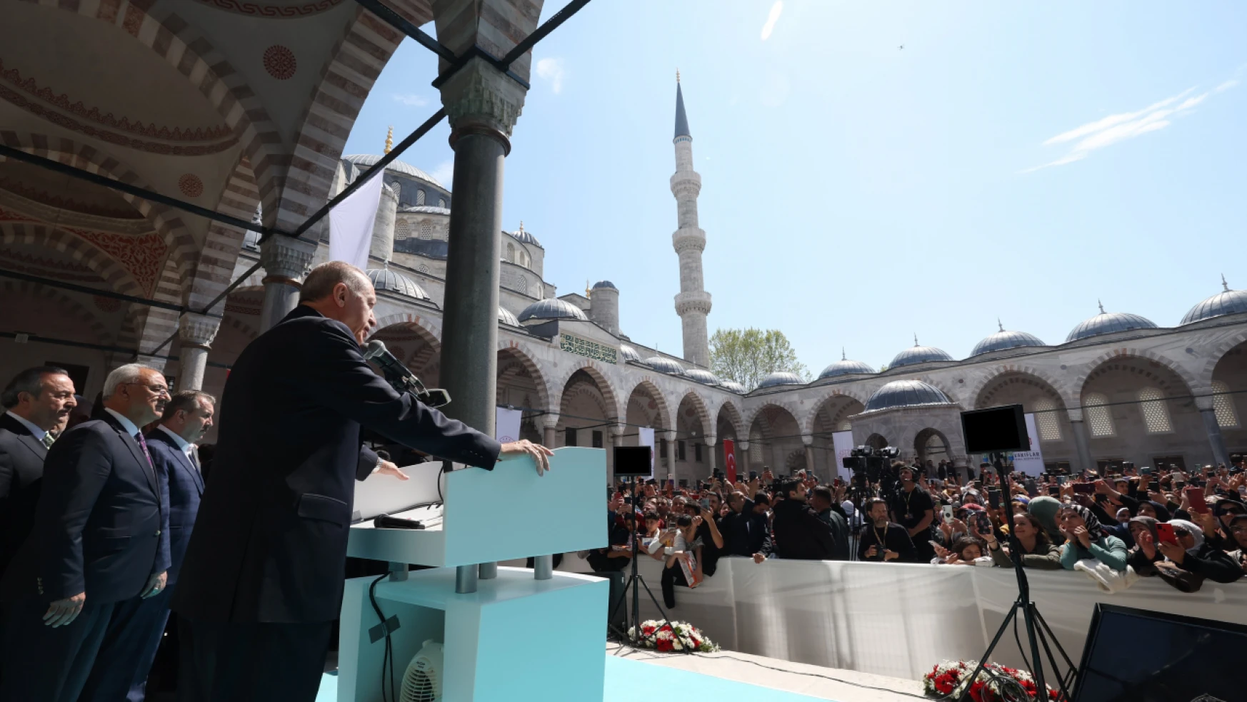 Restorasyonu tamamlanan Sultanahmet Camii düzenlenen törenle ibadete açıldı