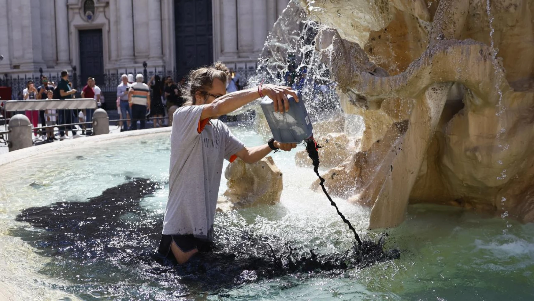 Roma'daki tarihi çeşmeye kömür bazlı sıvıyla saldırı