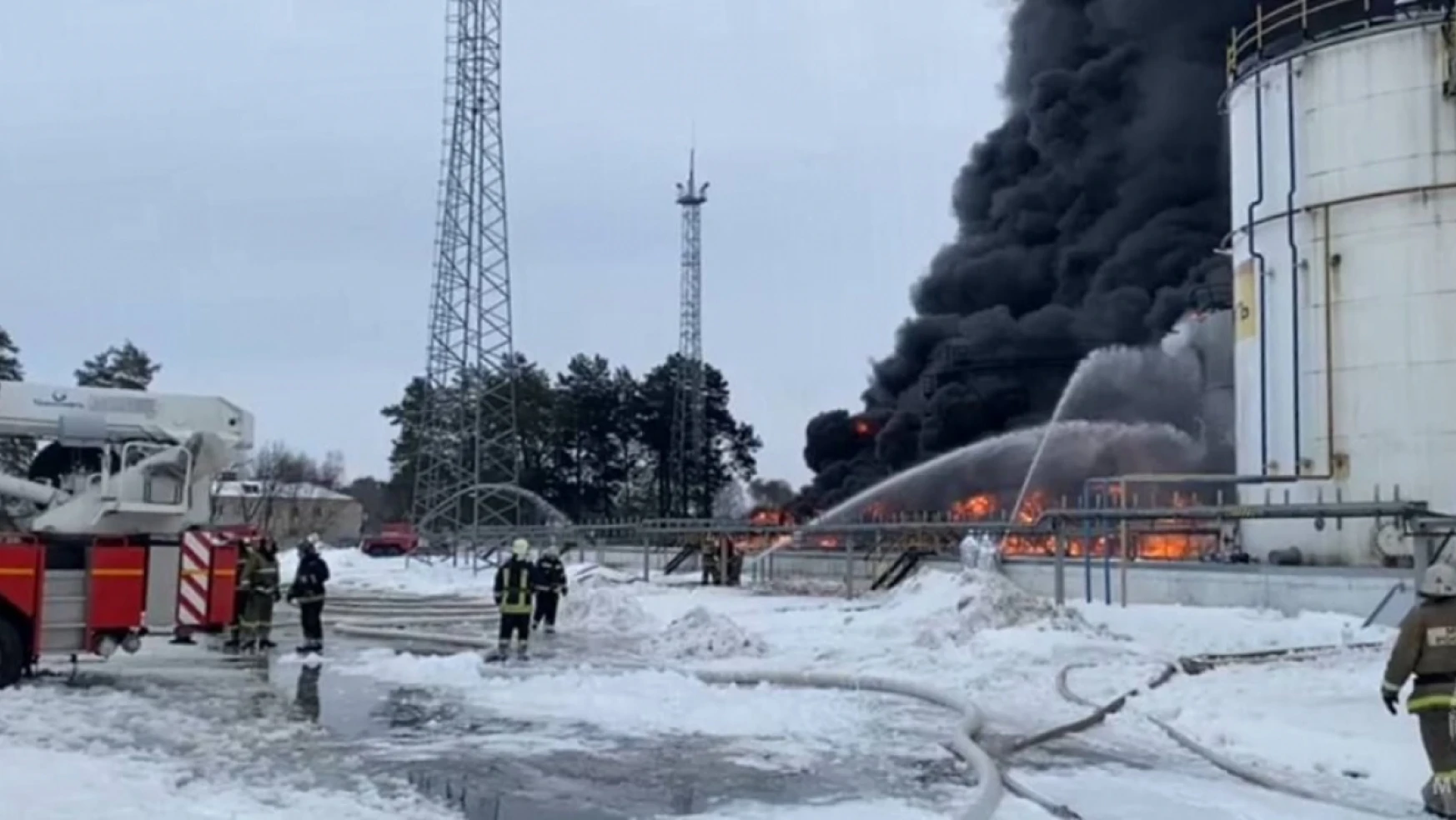 Rusya, Ukrayna'ya ait dronu düşürdü: Petrol tesisinde yangın çıktı