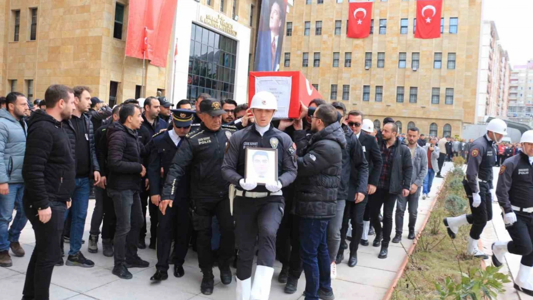 Şehit polis memurunun naaşı silah arkadaşları tarafından Denizli'ye uğurlandı