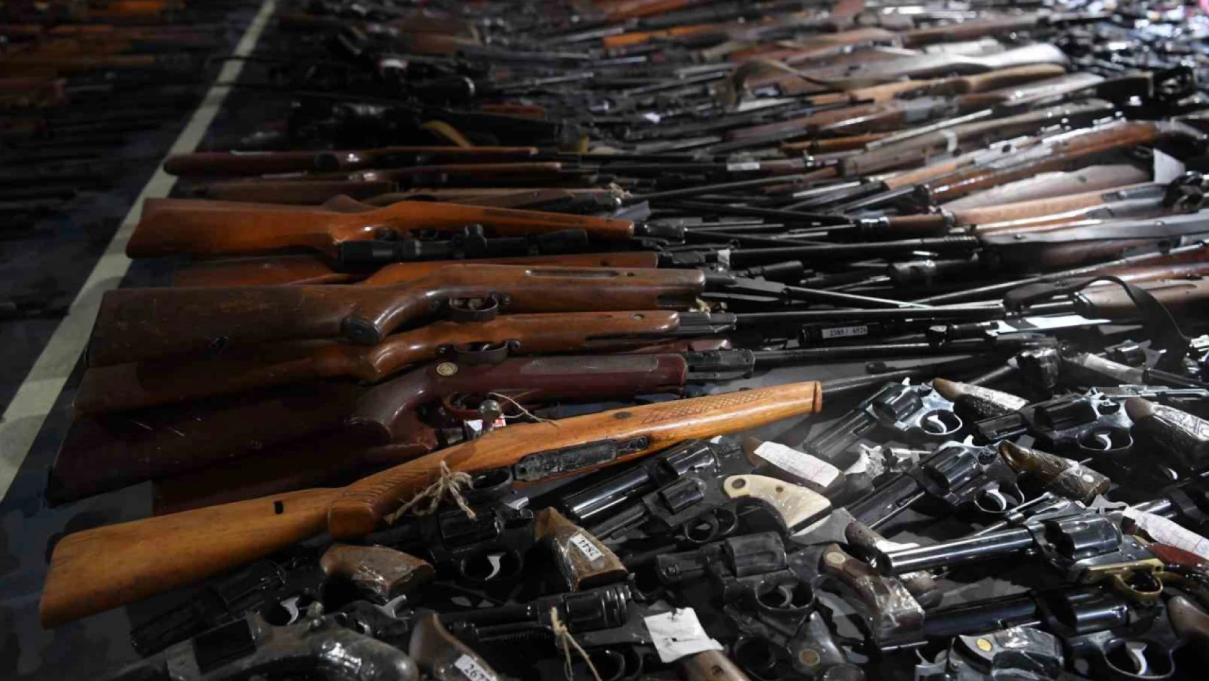 Sırbistan'da 13 bin 500 yasa dışı silah yetkililere teslim edildi