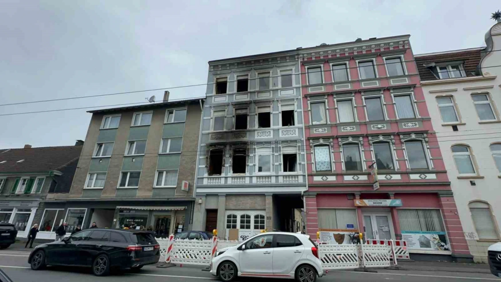 Solingen'de Türklerin yaşadığı bina kundaklandı: 2'si çocuk 4 ölü, 9 yaralı