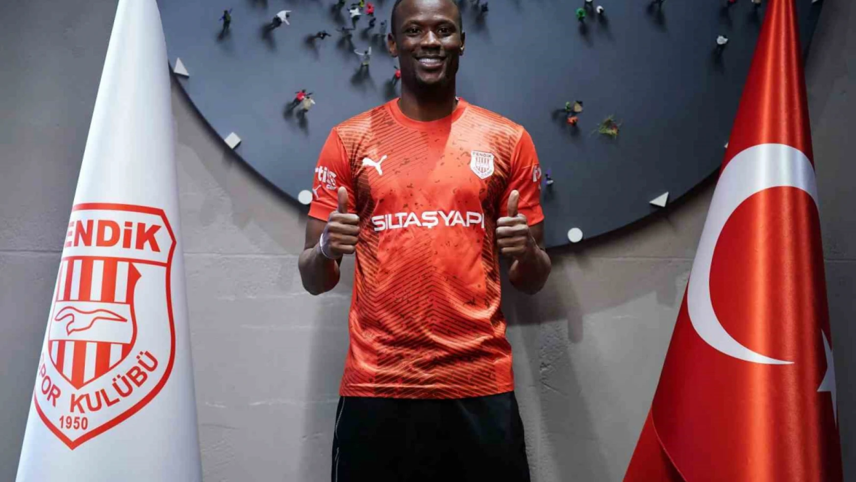 Süper Lig ekibi Pendikspor, Senegalli santrfor Mame Thiam ile 2.5 yıllık sözleşme imzaladıklarını açıkladı.