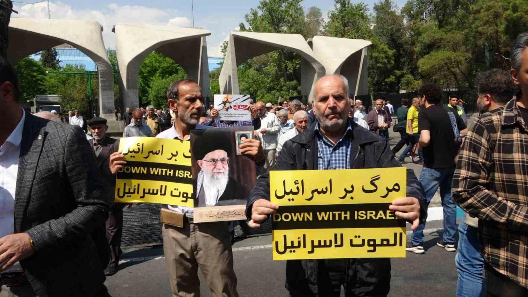 Tahran'da yüzlerce kişi İsrail saldırısını protesto etti