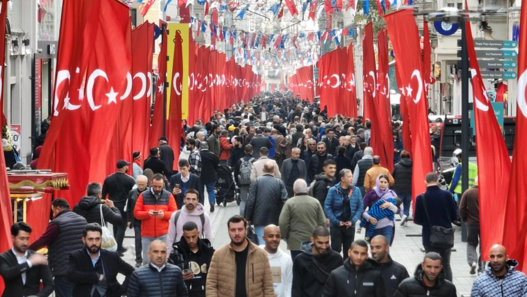 Terör saldırısından günler sonra bin 200 adet Türk bayrağıyla donatılan İstiklal Caddesi havadan görüntülendi
