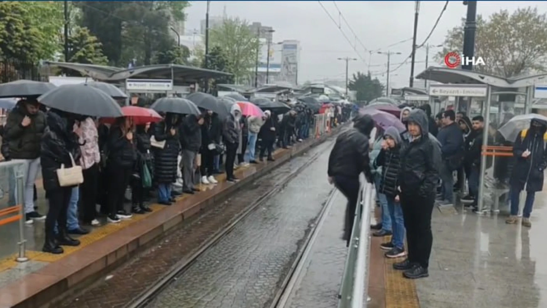 Tramvay arızalanınca yolda kalan vatandaşlardan Ekrem İmamoğlu'na tepki