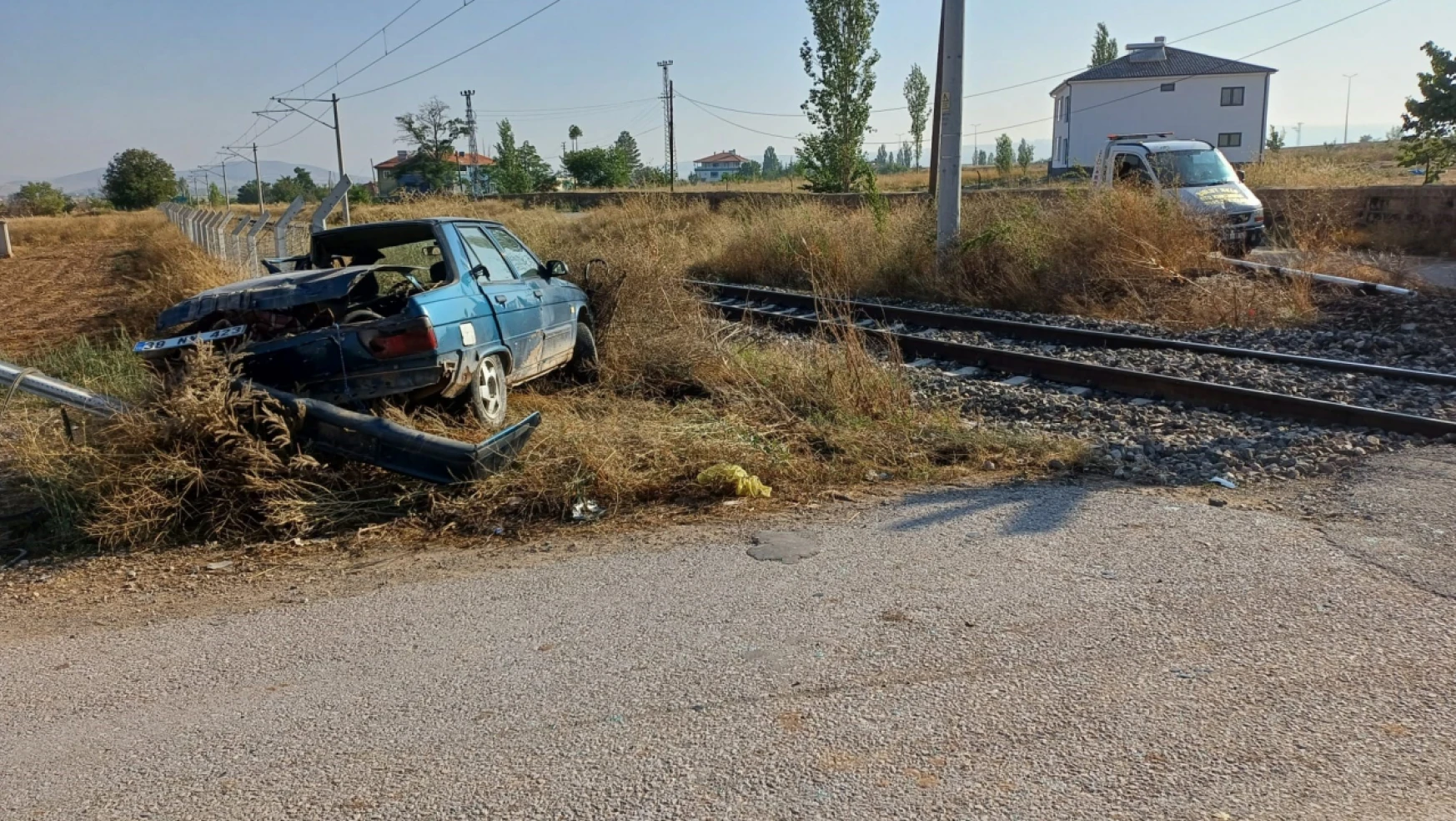 Trenle otomobil çarpıştı: 1 Yaralı