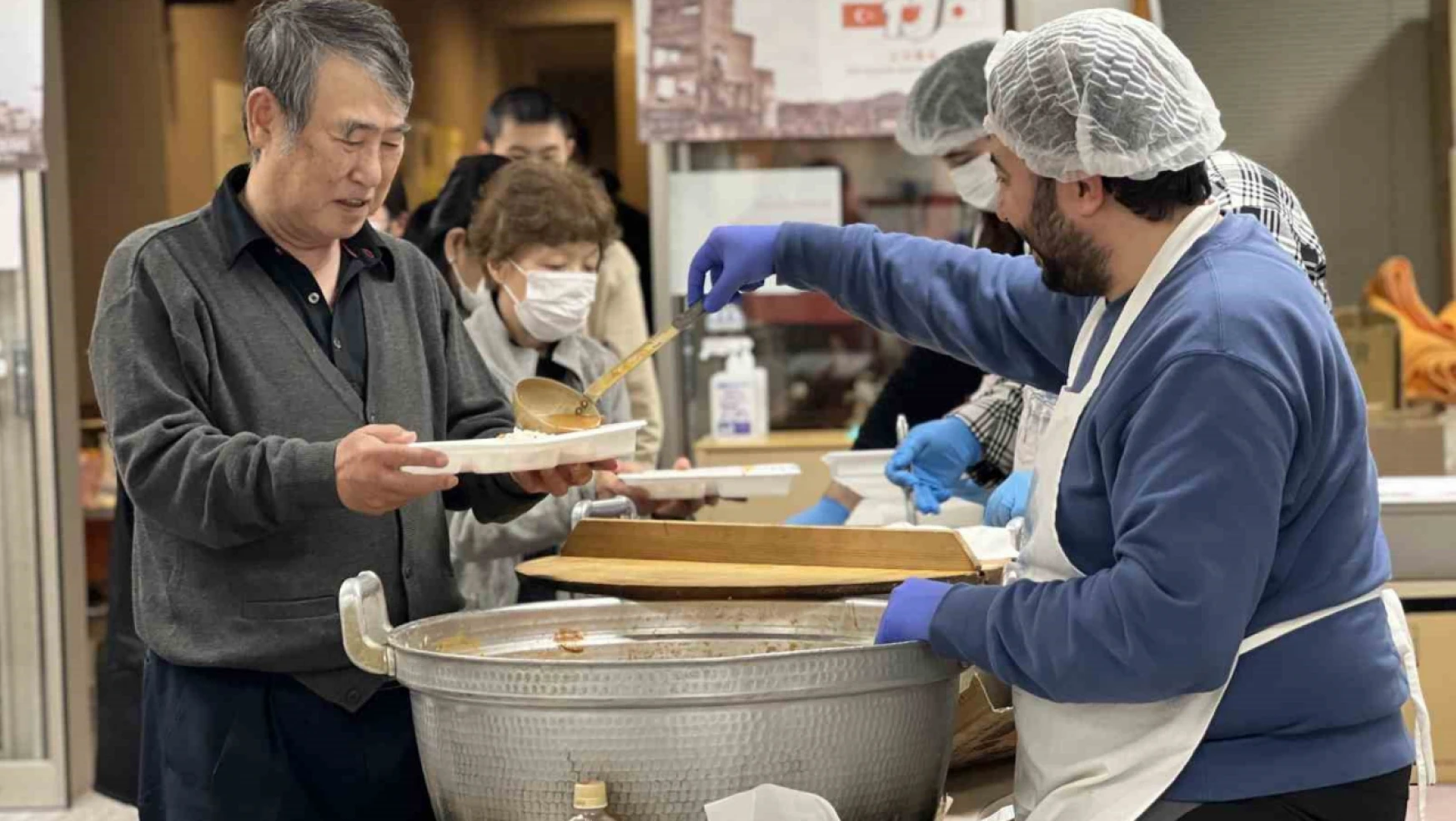 Türk sivil toplum kuruluşlarından Japonya'daki depremzedelere sıcak yemek dağıtımı