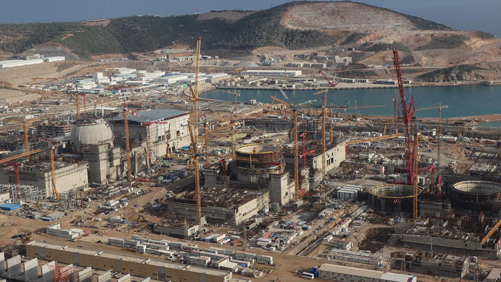 Türkiye 100 milyar dolarlık yatırımla 3 nükleer santral daha yapma kararı aldı.