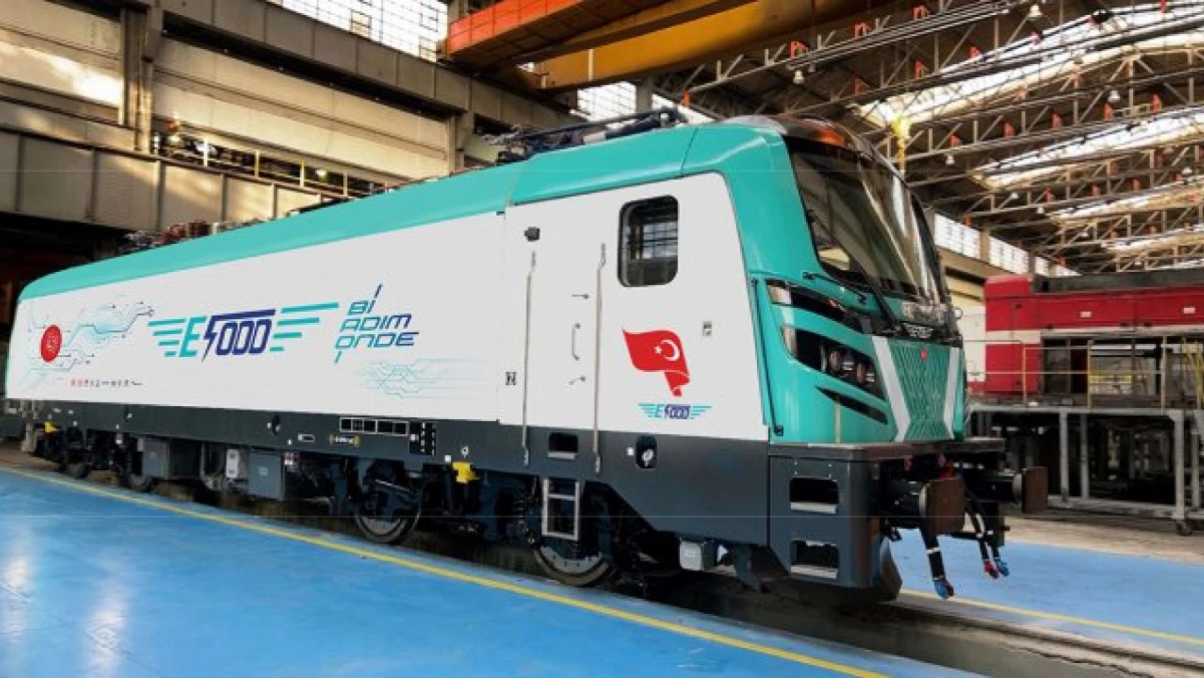 Türkiye'nin ilk yerli ve milli elektrikli anahat lokomotifi E5000 raylara indi.