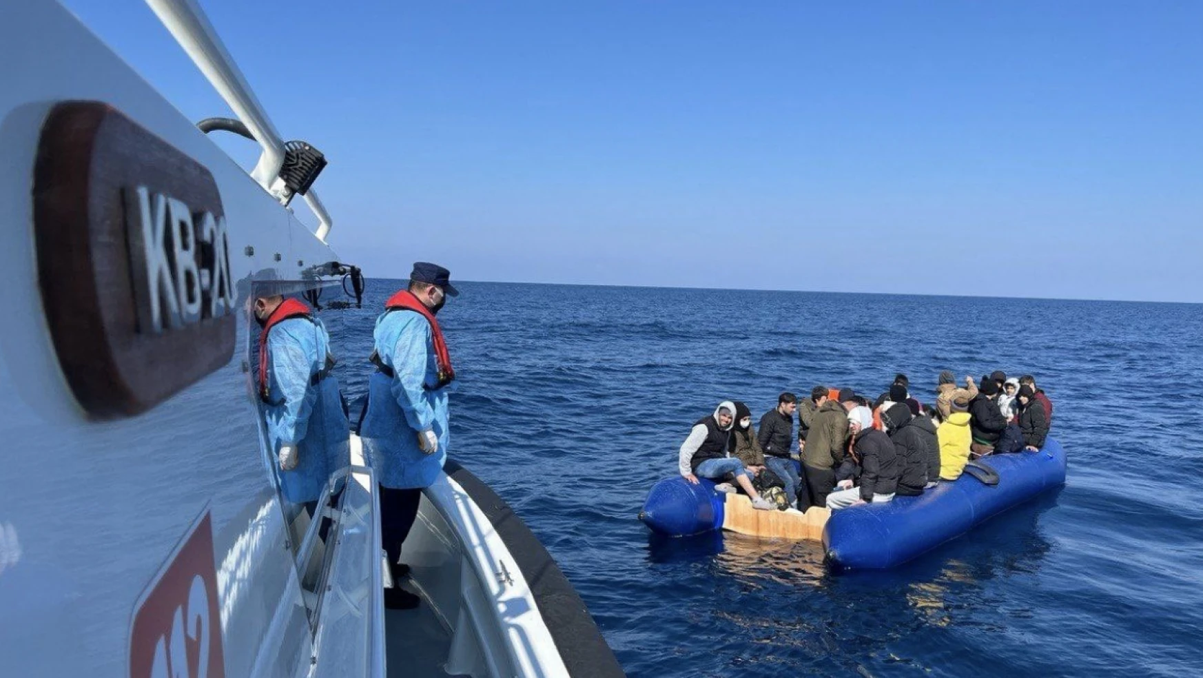 Yunan unsurlarınca ölüme terk edilen 17'si çocuk 40 kaçak göçmen kurtarıldı