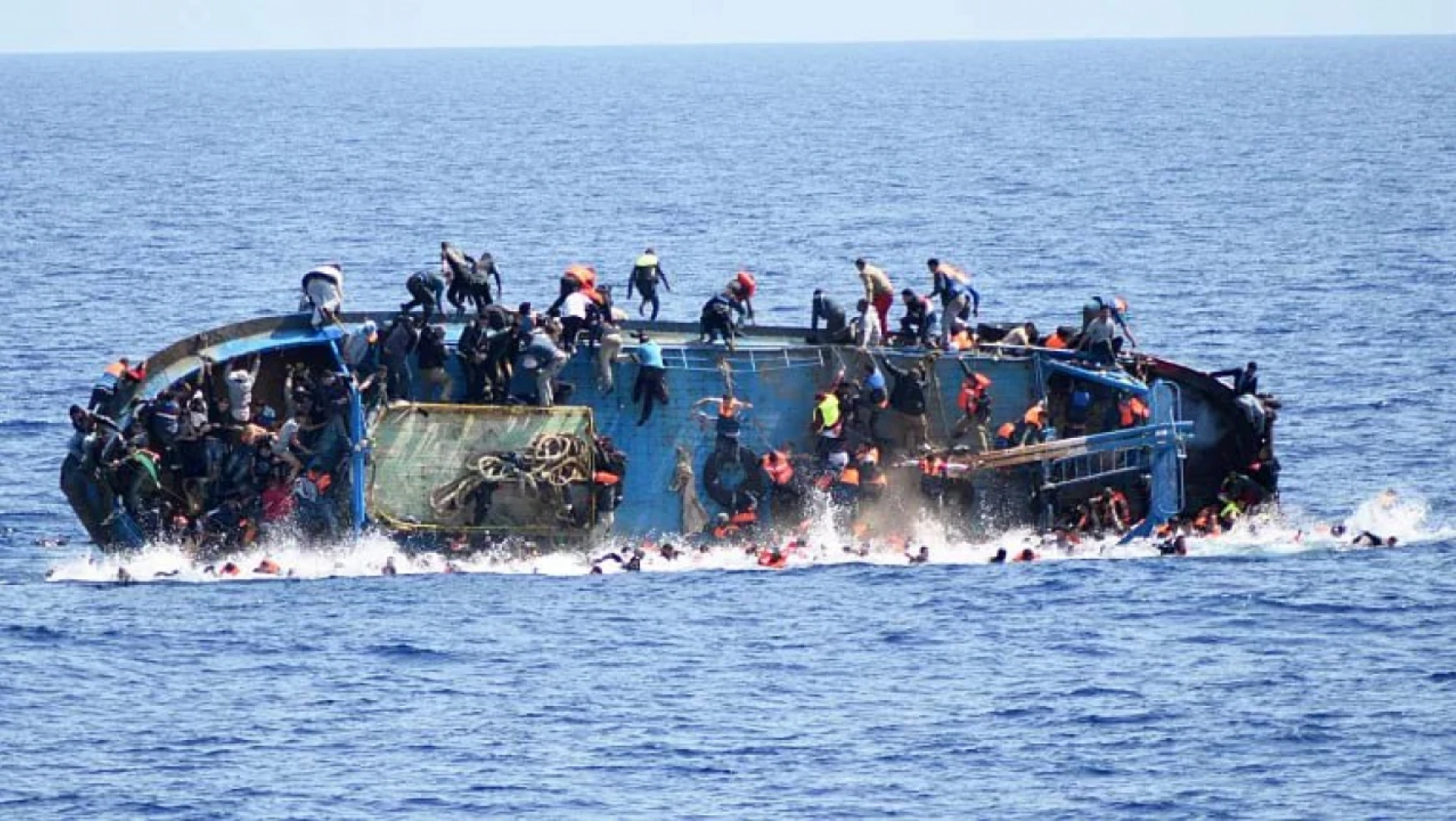 Yunanistan açıklarında batan göçmen teknesindeki kayıplarını arayanlar, DNA örneği verecek