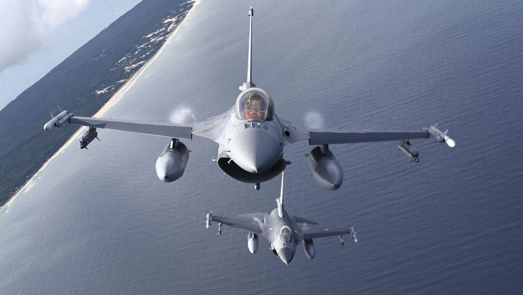 Yunanistan'da F-16 savaş uçağı denize düştü