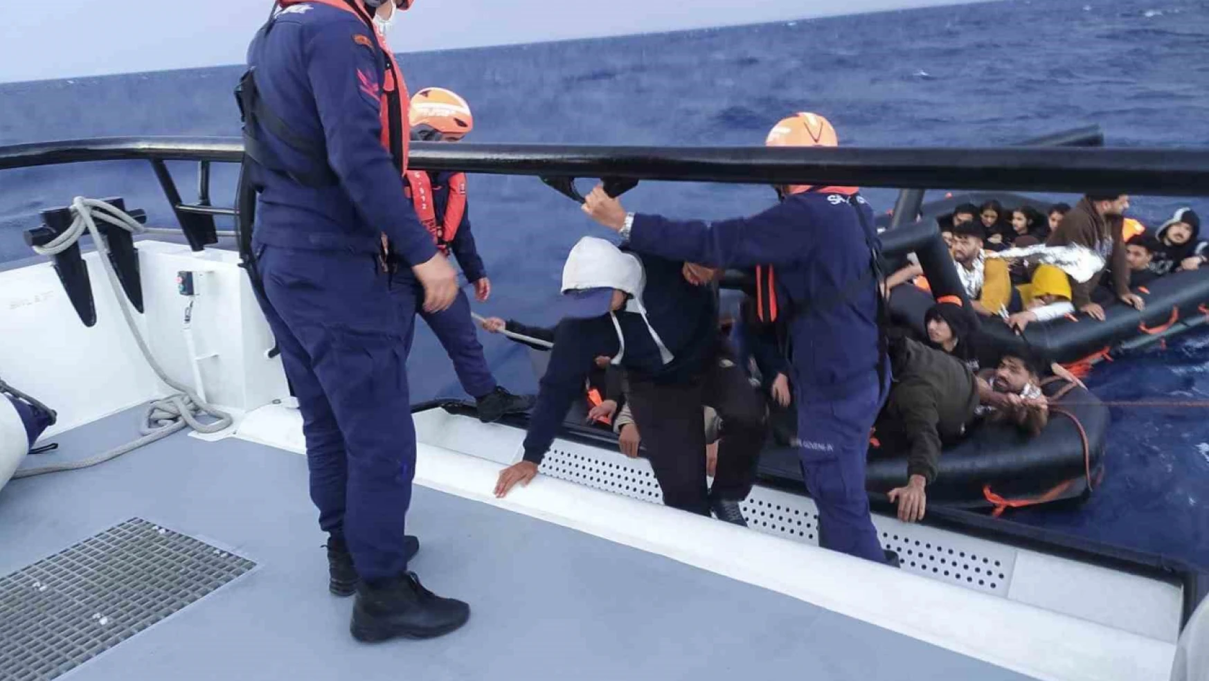 Yunanistan'ın geri ittiği 59 göçmeni Sahil Güvenlik kurtardı