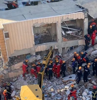 Enkazdan Kurtulan Dilara Ailesinin Mezarına Gitti