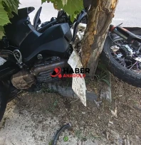 Kontrolden çıkan motosiklet ağaca çarptı: Kurye hayatını kaybetti