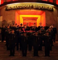 Mehmetçik'ten deprem şehitleri için saygı duruşu