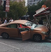 Otomobil tramvay durağına girdi: 1 yaralı