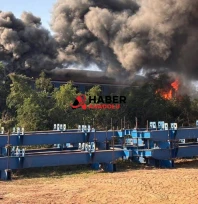 Tayland'da yolcu treninin üzerine vinç devrildi