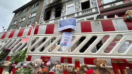 Solingen'deki hayatını kaybeden aile kundaklanan evlerinin önünde anıldı