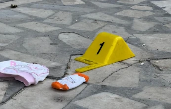 2 aylık bebeğini pencereden attı