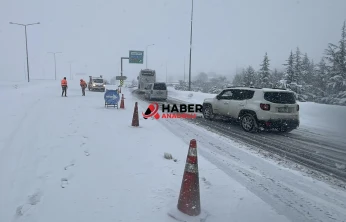 Erciyes Kayak Merkezi yolu yoğun kar yağışı nedeniyle trafiğe kapatıldı