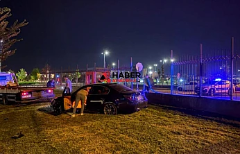 Kaldırıma çarpıp Millet Bahçesi'ne uçtu