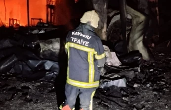 Kayseri Büyükşehir İtfaiyesi, Kırıkkale'deki Yangında Canla Başla Mücadele Ediyor