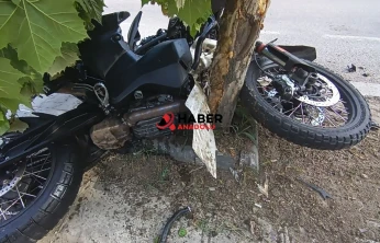 Kontrolden çıkan motosiklet ağaca çarptı: Kurye hayatını kaybetti