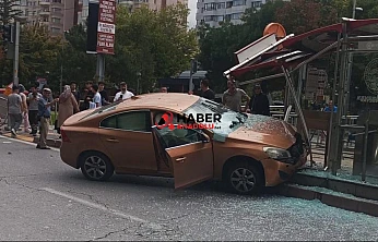Otomobil tramvay durağına girdi: 1 yaralı