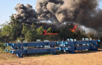 Tayland'da yolcu treninin üzerine vinç devrildi