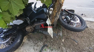 Kontrolden çıkan motosiklet ağaca çarptı: Kurye hayatını kaybetti