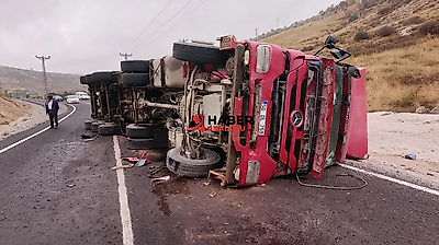 Nevşehir'de virajda kontrolden çıkan tır devrildi