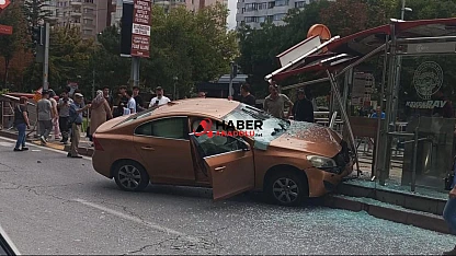 Otomobil tramvay durağına girdi: 1 yaralı