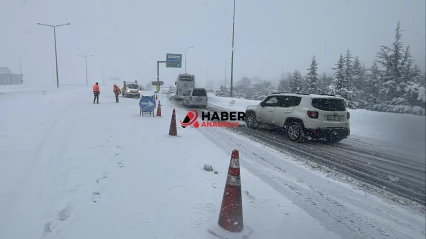 Erciyes Kayak Merkezi yolu yoğun kar yağışı nedeniyle trafiğe kapatıldı