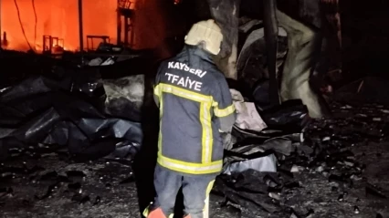 Kayseri Büyükşehir İtfaiyesi, Kırıkkale'deki Yangında Canla Başla Mücadele Ediyor