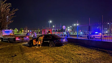 Kaldırıma çarpıp Millet Bahçesi'ne uçtu
