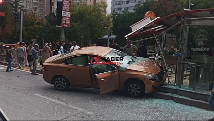 Otomobil tramvay durağına girdi: 1 yaralı