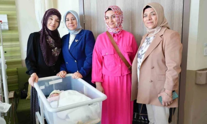 AK Parti Kayseri Kadın Kolları'ndan Anne Sütü Haftası'na anlamlı ziyaret