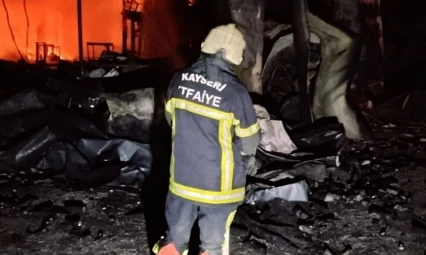 Kayseri Büyükşehir İtfaiyesi, Kırıkkale'deki Yangında Canla Başla Mücadele Ediyor