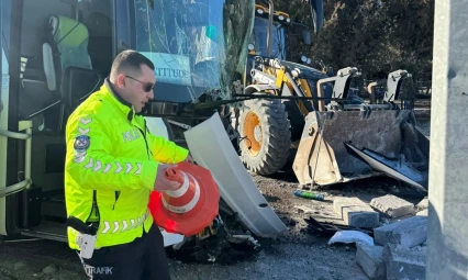 Nevşehir'de Midibüs ile Otomobil Çarpıştı