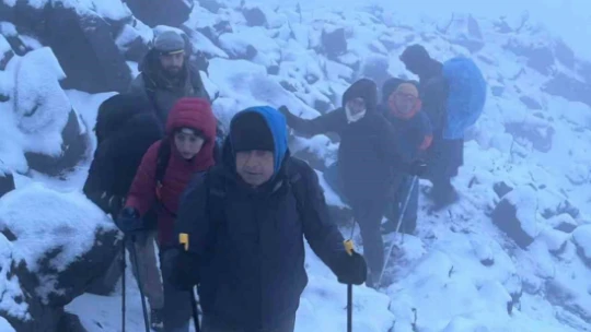 Ağrı Dağı'nda iki dağcı 4 bin 600 metrede fırtına ve siste yollarını kaybettiler, donarak öldüler